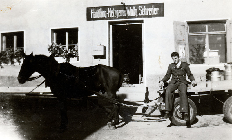 Max Schreder beim Milchverkauf
